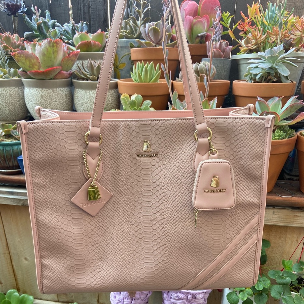 TOTE & CARRY AP1 TOTE BAG WITH ZIPPER SNAKE SKIN